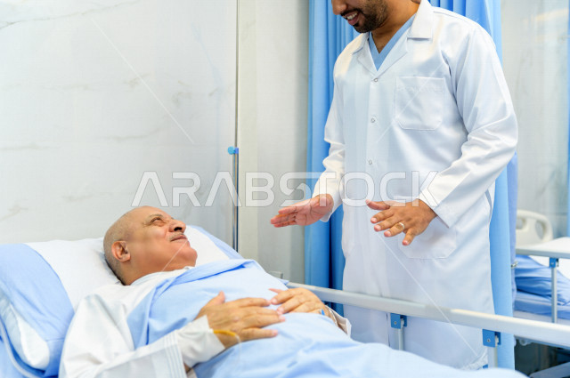 رجل كبير بالسن عربي خليجي سعودي مريض مستلقي على سرير المستشفى، تلقى العلاج و العناية في المستشفى ،اجراء عمليه جراحية ، مستشفى خاص بكبار السن، مفهوم الطب والرعاية الصحية
