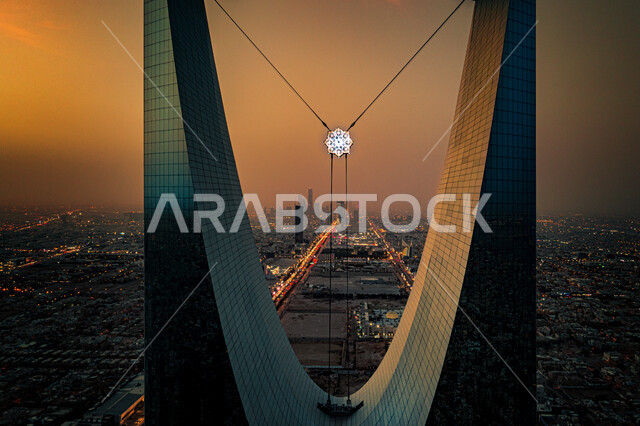 صورة مقربة لانوار الرياض المعلقة على قمة برج المملكة في مدينة الرياض في السعودية، الابراج وناطحات السحاب، الفن الهندسي المعماري، ابراج ومعالم الرياض المشهورة