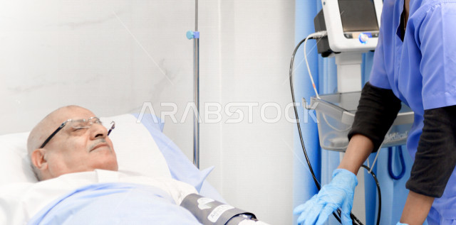 رجل كبير بالسن عربي خليجي سعودي مريض مستلقي على سرير المستشفى، تلقى العلاج و العناية في المستشفى ،اجراء عمليه جراحية ، مستشفى خاص بكبار السن، مفهوم الطب والرعاية الصحية