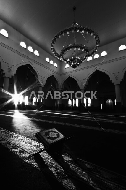 صورة بالأبيض والأسود من داخل إحدى المساجد بالمملكة العربية السعودية ، العبادة والتقرب إلى الله تعالى ، الفن الإسلامي المعماري في الخليج، سيلوليت