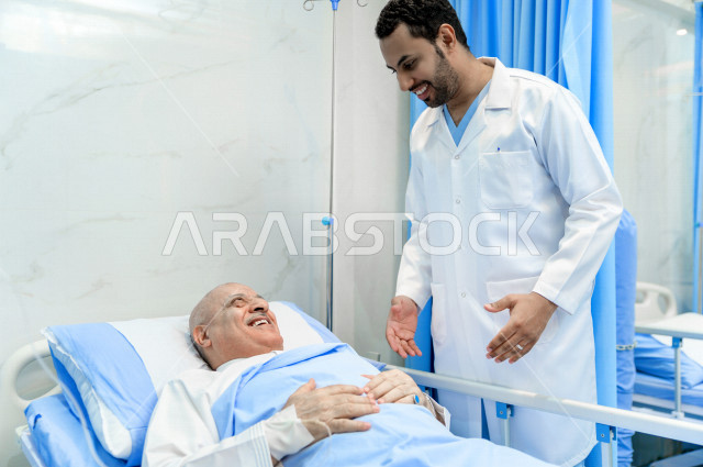رجل كبير بالسن عربي خليجي سعودي مريض مستلقي على سرير المستشفى، تلقى العلاج و العناية في المستشفى ،اجراء عمليه جراحية ، مستشفى خاص بكبار السن، مفهوم الطب والرعاية الصحية