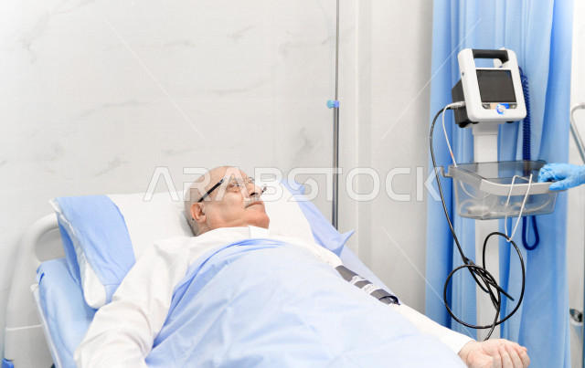 رجل كبير بالسن عربي خليجي سعودي مريض مستلقي على سرير المستشفى، تلقى العلاج و العناية في المستشفى ،اجراء عمليه جراحية ، مستشفى خاص بكبار السن، مفهوم الطب والرعاية الصحية