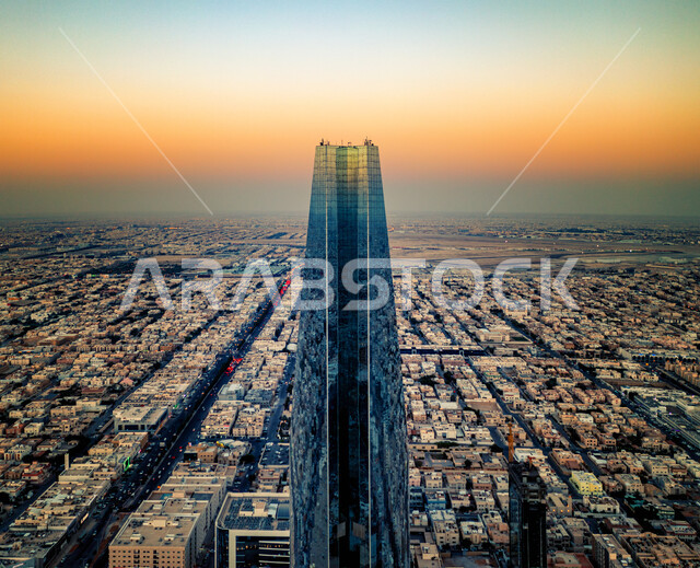 صورة من الجانب لبرج المملكة، الابراج وناطحات السحاب، طرق وشوارع ومباني مدينة الرياض في السعودية، الفن الهندسي المعماري، ابراج ومعالم الرياض المشهورة