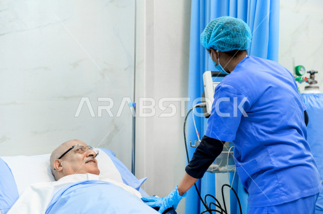 رجل كبير بالسن عربي خليجي سعودي مريض مستلقي على سرير المستشفى، تلقى العلاج و العناية في المستشفى ،اجراء عمليه جراحية ، مستشفى خاص بكبار السن، مفهوم الطب والرعاية الصحية