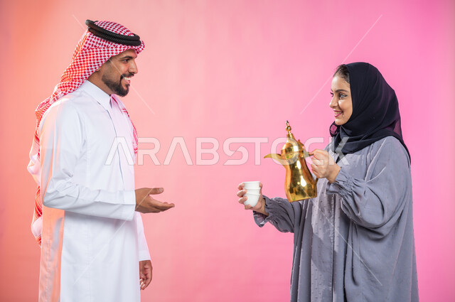 حسن الضيافة والإستقبال و إكرام الضيوف ، اجواء العائلة السعودية المليئة بالسرور في العيد، بورتريه لإمرأة محجبة تحمل بيدها دلة القهوة العربية، منتج وطني سعودي محلي، خلفية ملونة.