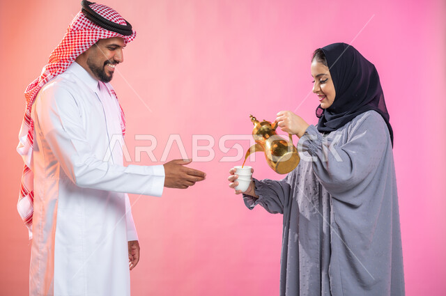 حسن الضيافة والإستقبال و إكرام الضيوف ، اجواء العائلة السعودية المليئة بالسرور في العيد، بورتريه لإمرأة محجبة تحمل بيدها دلة القهوة العربية، منتج وطني سعودي محلي، خلفية ملونة.