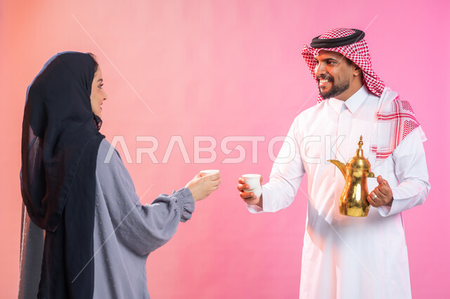 حسن الضيافة والإستقبال و إكرام الضيوف، اجواء العائلة السعودية المليئة بالسرور في العيد، بورتريه لرجل يرتدي الثوب و الشماغ التقليدي و يحمل بيده دلة القهوة, منتج وطني سعودي محلي، خلفية ملونة.