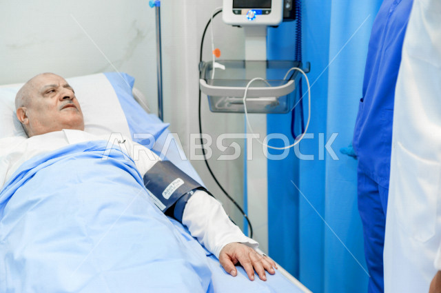 رجل كبير بالسن عربي خليجي سعودي مريض مستلقي على سرير المستشفى، تلقى العلاج و العناية في المستشفى ،اجراء عمليه جراحية ، مستشفى خاص بكبار السن، مفهوم الطب والرعاية الصحية