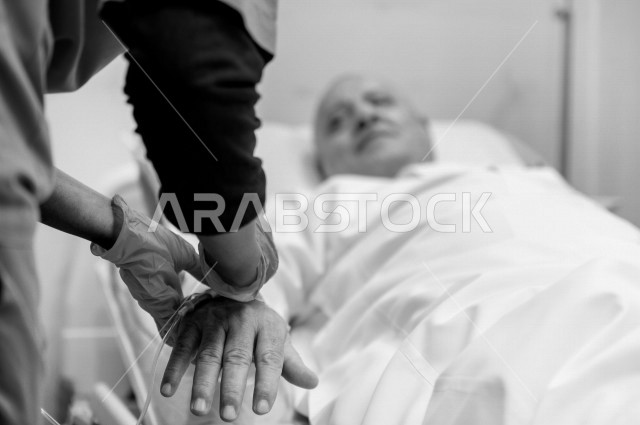رجل كبير بالسن عربي خليجي سعودي مريض مستلقي على سرير المستشفى، تلقى العلاج و العناية في المستشفى ،اجراء عمليه جراحية ، مستشفى خاص بكبار السن، مفهوم الطب والرعاية الصحية