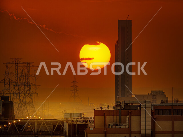 التطور العمراني في مدينة الرياض في السعودية، اعمدة الطاقة والتمديدات الكهربائية، الابراج وناطحات السحاب وقت غروب الشمس، الفن الهندسي المعماري، معالم الرياض