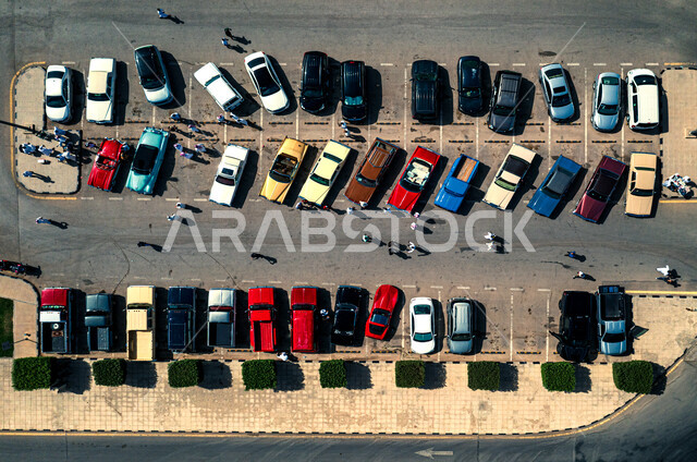 صورة علوية عامودية لمجموعة من السيارات المتنوعة، سيارات كلاسيكية فاخر، معرض سيارات في السعودية، طرق وشوارع المملكة العربية السعودية