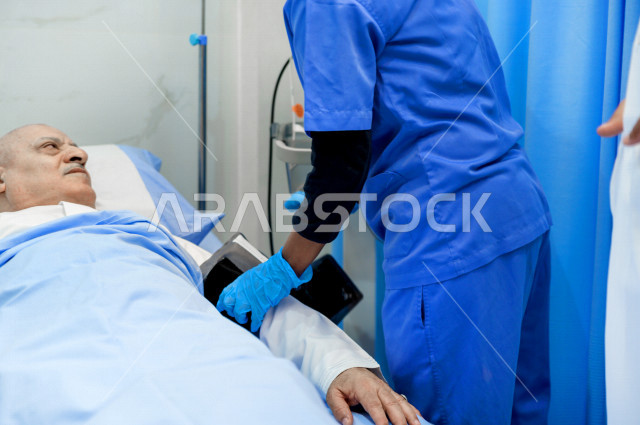 رجل كبير بالسن عربي خليجي سعودي مريض مستلقي على سرير المستشفى، تلقى العلاج و العناية في المستشفى ،اجراء عمليه جراحية ، مستشفى خاص بكبار السن، مفهوم الطب والرعاية الصحية