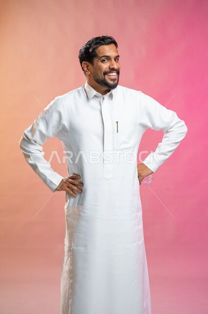 ايماءات وجه و يدين تدل على السعادة و السرور, بورتريه لشاب عربي خليجي سعودي يضحك, مشاعر ايجابية و انبساط, خلفية ملونة.