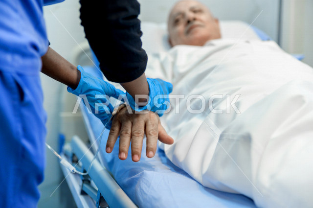 رجل كبير بالسن عربي خليجي سعودي مريض مستلقي على سرير المستشفى، تلقى العلاج و العناية في المستشفى ،اجراء عمليه جراحية ، مستشفى خاص بكبار السن، مفهوم الطب والرعاية الصحية
