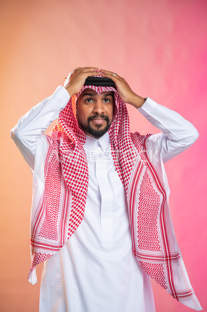 الاهتمام بالمظهر الخارجي و الشياكه و  الأناقة, شاب سعودي عربي خليجي يرتدي الثوب و الشماغ الأحمر, التزين و التجمل و الترتيب, الاستعداد للخروج, خطوات لبس الشماغ السعودي التقليدي, خلفية ملونة.