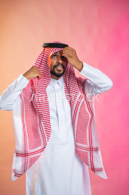 الاهتمام بالمظهر الخارجي و الشياكه و  الأناقة, شاب سعودي عربي خليجي يرتدي الثوب و الشماغ الأحمر, التزين و التجمل و الترتيب, الاستعداد للخروج, خطوات لبس الشماغ السعودي التقليدي, خلفية ملونة.