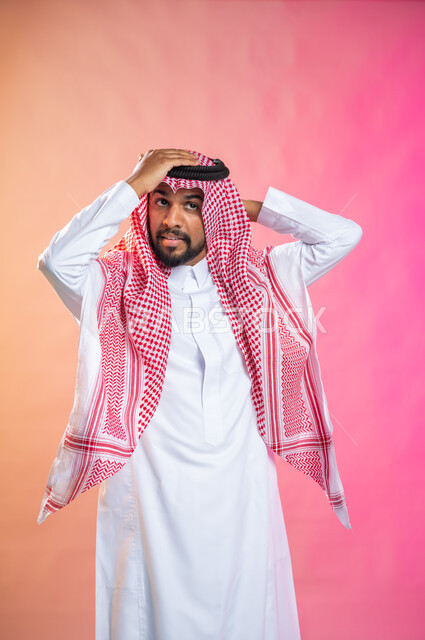 الاهتمام بالمظهر الخارجي و الشياكه و  الأناقة, شاب سعودي عربي خليجي يرتدي الثوب و الشماغ الأحمر, التزين و التجمل و الترتيب, الاستعداد للخروج, خطوات لبس الشماغ السعودي التقليدي, خلفية ملونة.