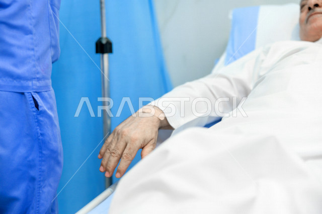 رجل كبير بالسن عربي خليجي سعودي مريض مستلقي على سرير المستشفى، تلقى العلاج و العناية في المستشفى ،اجراء عمليه جراحية ، مستشفى خاص بكبار السن، مفهوم الطب والرعاية الصحية