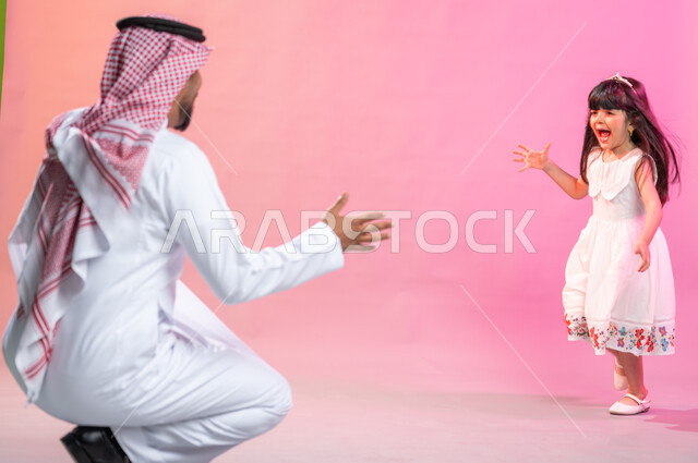 ايماءات طفلة تدل على الاشتياق و الحب, قضاء أوقات عائلية ممتعة, مشاعر الأبوة و العطف، بورتريه لفتاة عربية خليجية سعودية تركض بتلهف لتعانق والدها, عناق الأبناء،  مفهوم الأسرة السعيدة، خلفية ملونة.