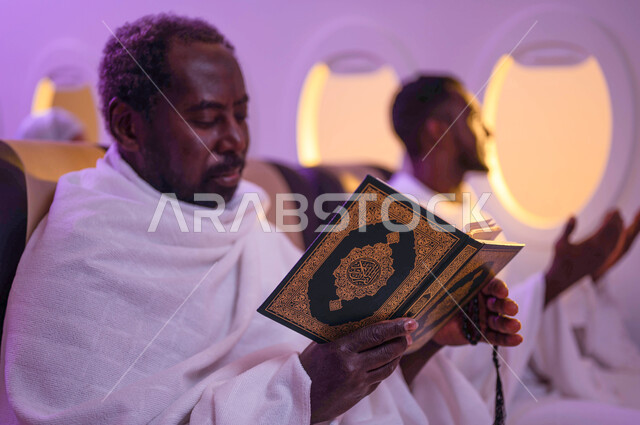 قرأ وتلاوة القرآن، الدعاء والعبادة والتقرب الى الله، رجلان عربيان من السودان يرتديان ملابس الاحرام ويجلسان في الطائرة، حفظ وتفسير القران الكريم، السفر الى مكة لآداء مناسك الحج والعمرة، آداء العمرة في رمضان، موسم الحج 2023، خطوط الطيران السعودي