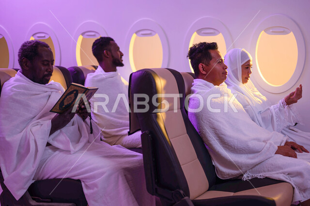 ايماءات العبادة والتقرب الى الله، موسم الحج 2023، مجموعة من حجاج الخارج يجلسون في الطائرة يرتديون ملابس الاحرام، قراءة وتلاوةالقرآن، الدعاء والتسبيح والاستغفار، السفر الى مكة لآداء مناسك الحج والعمرة، فضل العمرة في رمضان، استقبال الحجاج من خارج السعودية
