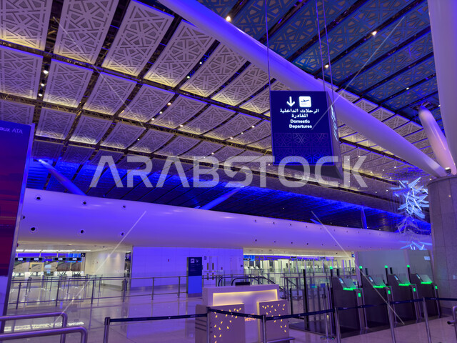 تقديم الخدمات الراقيه للمغادرين والقادمين في مطار الملك عبد العزيز في مدينة جده, اللوحات الارشادية و الديكورات الداخليه والفن الهندسي المتميز لمطار جده الدولي في المملكة العربية السعودية, رحلات السفر الجويه 