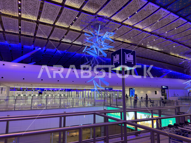 صالات استقبال المسافرين ، الديكورات الداخليه  والفن الهندسي  المتميز لمطار جده الدولي في المملكة العربية السعودية, رحلات السفر الجويه ،  تقديم الخدمات الراقيه للمغادرين والقادمين في مطار الملك عبد العزيز  في  مدينة جده