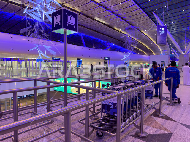 صالات استقبال المسافرين ، الديكورات الداخليه  والفن الهندسي  المتميز لمطار جده الدولي في المملكة العربية السعودية, رحلات السفر الجويه ،  تقديم الخدمات الراقيه للمغادرين والقادمين في مطار الملك عبد العزيز  في  مدينة جده