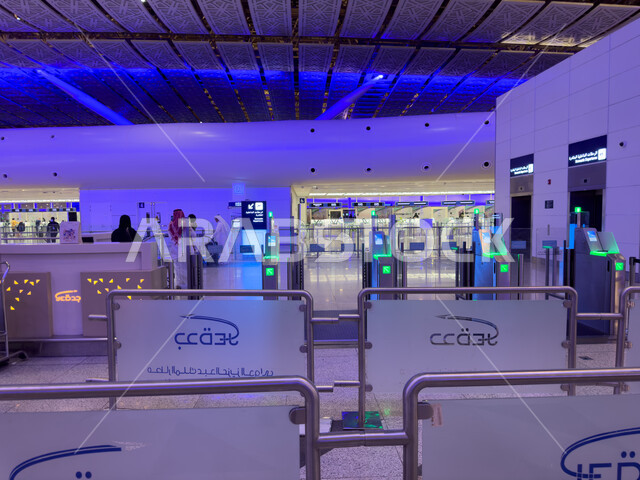 صالات استقبال المسافرين ، الديكورات الداخليه والفن الهندسي المتميز لمطار جده الدولي في المملكة العربية السعودية, رحلات السفر الجويه ، تقديم الخدمات الراقيه للمغادرين والقادمين في مطار الملك عبد العزيز في مدينة جده