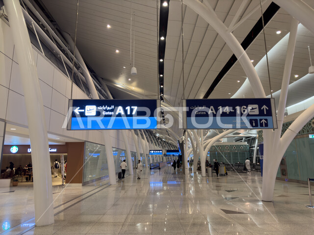 شاشة الكترونية ارشادية لتحديد ومعرفة ارقام رحلات الطيران، رحلات السفر الجويه ،الديكورات الداخليه  والفن الهندسي  المتميز لمطار جده الدولي في المملكة العربية السعودية,  صالات استقبال المسافرين ، تقديم الخدمات الراقيه للمغادرين والقادمين في مطار الملك عبد ا