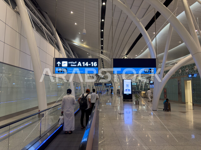 شاشة الكترونية ارشادية لتحديد ومعرفة ارقام رحلات الطيران، رحلات السفر الجويه ،الديكورات الداخليه  والفن الهندسي  المتميز لمطار جده الدولي في المملكة العربية السعودية,  صالات استقبال المسافرين ، تقديم الخدمات الراقيه للمغادرين والقادمين في مطار الملك عبد ا