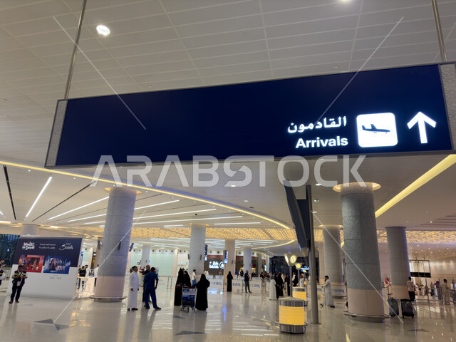 صالات استقبال المسافرين ،الفن الهندسي المتميز و الديكور الداخلي لمطار جده الدولي في المملكة العربية السعودية, رحلات السفر الجويه ،  تقديم الخدمات الراقيه للمغادرين والقادمين في مطار الملك عبد العزيز في مدينة جده