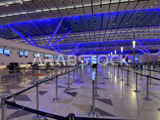 الفن الهندسي  المتميز و الديكور الداخلي  لمطار جده الدولي في المملكة العربية السعودية, رحلات السفر الجويه ، صالات استقبال المسافرين ، تقديم الخدمات الراقيه للمغادرين والقادمين في مطار الملك عبد العزيز  في  مدينة جده