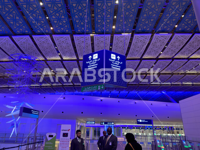  صورة مقربة للوحات الارشادية و الديكورات الداخليه والفن الهندسي المتميز لمطار جده الدولي في المملكة العربية السعودية, تقديم الخدمات الراقيه للمغادرين والقادمين في مطار الملك عبد العزيز في مدينة جده, رحلات السفر الجويه