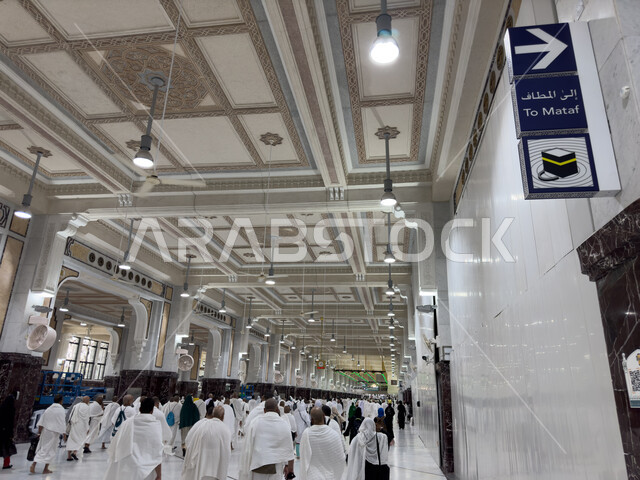 الحجاج والمعتمرين في المسعي في مكة المكرمة في المملكة العربية السعودية، السعي بين الصفا والمروة، اداء مناسك الحج والعمرة، أداء الفرائض الدينية، العبادة والتقرب الى الله، معالم دينية إسلامية مقدسة