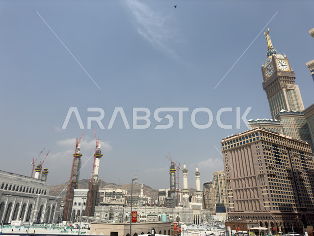 برج الساعة في مكة المكرمة في المملكة العربية السعودية ، الفن الهندسي المعماري ، مبنى برج ساعة مكة الملكي في المسجد الحرام ،أبراج وناطحات السحاب, معالم اسلامية دينية مقدسة .