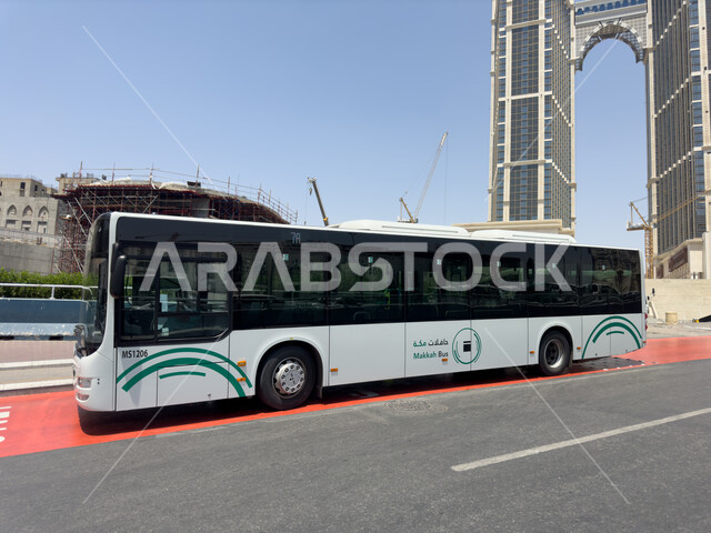 باصات نقل الحجاج والمعتمرين الى مكة المكرمة,  أداء مناسك الحج والعمرة, أماكن ومعالم دينية اسلامية مقدسة, الحرم المكي الشريف في مكة المكرمة في المملكة العربية السعودية, وسائل النقل و المواصلات .