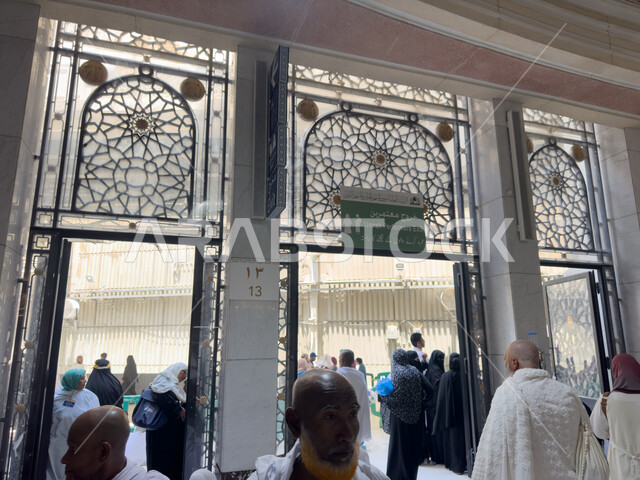 صورة مقربة لخروج المعتمرين والحجاج , ارتداء ملابس الاحرام البيضاء, العمره في شهر رمضان المبارك  ، التقرب الى الله بالاعمال الصالحه ، موسم الحج 2023, زيارة بيت الله الرام في مكه المكرمة في المملكة العربية السعودية 