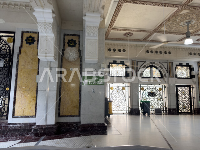 الفن الهندسي المعماري الاسلامي, ذهاب الحجاج و المعتمرين الى الصفا , أداء الفرائض الدينية الاسلامية, موسم الحج 2023 ,التقرب الى الله بالاعمال الصالحة, الحرم المكي الشريف في مكة المكرمة في المملكة العربية السعودية .