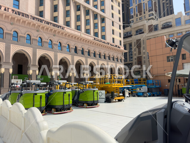 عربات التنظيف الكهربائية ,اماكن ومعالم دينية إسلامية مقدسة، المسجد الحرام في مكة المكرمة في المملكة العربية السعودية، طواقم تنظيف ساحة الحرم المكي الشريف