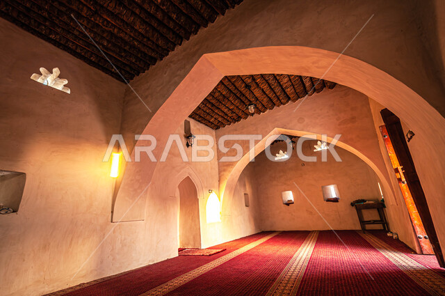 بهو مسجد تاريخي أثري في الأحساء في المملكة العربية السعودية، تصاميم حضارية أثرية قديمة، ، الفن المعماري و الطراز القديم، معالم تاريخية دينية , صورة من داخل الجامع.