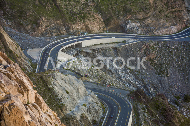 طرق ومسارات برية في وسط الجبال, القمم والمرتفعات الجبلية في المملكة العربية السعودية, مناظر الطبيعة الخلابة, أماكن طبيعية سياحية, الجبال الصخرية و التضاريس الطبيعية.