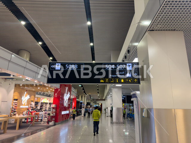 محلات ومتاجر داخل المطار الجديد, صالة الانتظار في مطار الملك عبد العزيز في المملكة العربية السعودية, تقديم الخدمات الراقية للقادمين والمغادرين , الفن الهندسي والديكورات الداخلية, رحلات جوية سياحية, لافتات الكترونية اعلامية .