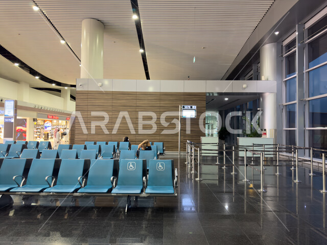 المقاعد الفارغة في صالة الانتظار داخل مطار الملك عبد العزيز في المملكة العربية السعودية، خدمات المطار و قاعات الانتظار في مطار جدة الدولي، رحلات سياحية جوية