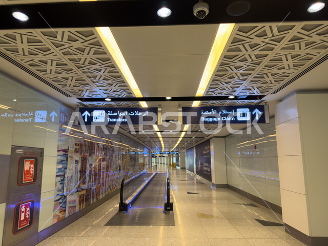 لوحة ارشادية الكترونية مضيئة لمكان استلام الامتعة للمسافرين, تقديم الخدمات الراقية للمغادرين والقادمين في مطار الملك عبد العزيز في المملكة العربية السعودية, الفن الهندسي و الديكور الداخلي لمطار  جدة الدولي