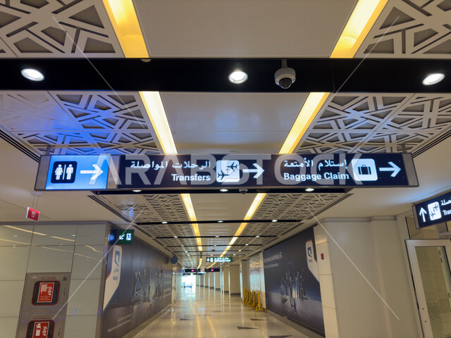 لوحة ارشادية الكترونية مضيئة لمكان استلام الامتعة للمسافرين, تقديم الخدمات الراقية للمغادرين والقادمين في مطار الملك عبد العزيز في المملكة العربية السعودية, الفن الهندسي و الديكور الداخلي لمطار  جدة الدولي