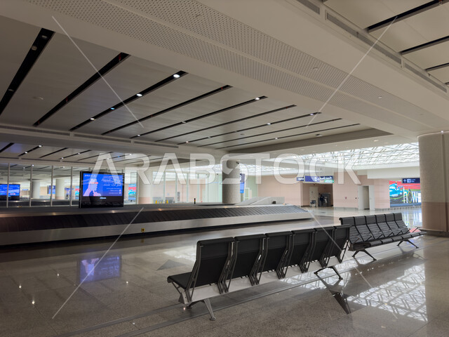 المقاعد الفارغة في صالة الانتظار داخل مطار الملك عبد العزيز في المملكة العربية السعودية، خدمات المطار و قاعات الانتظار في مطار جدة الدولي، رحلات سياحية جوية