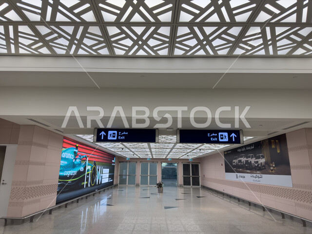 صالات استقبال المسافرين ،الفن الهندسي المتميز و الديكور الداخلي لمطار جده الدولي في المملكة العربية السعودية, رحلات السفر الجويه ،  تقديم الخدمات الراقيه للمغادرين والقادمين في مطار الملك عبد العزيز في مدينة جده
