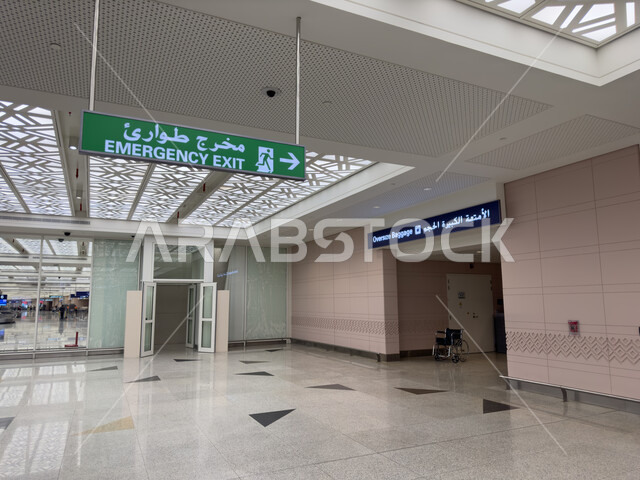 الفن الهندسي للديكور الداخلي ، لافتة مخرج الطوارئ ، تقديم الخدمات الراقيه للمغادرين والقادمين في مطار الملك عبد العزيز في مدينة جده, رحلات السفر الجويه