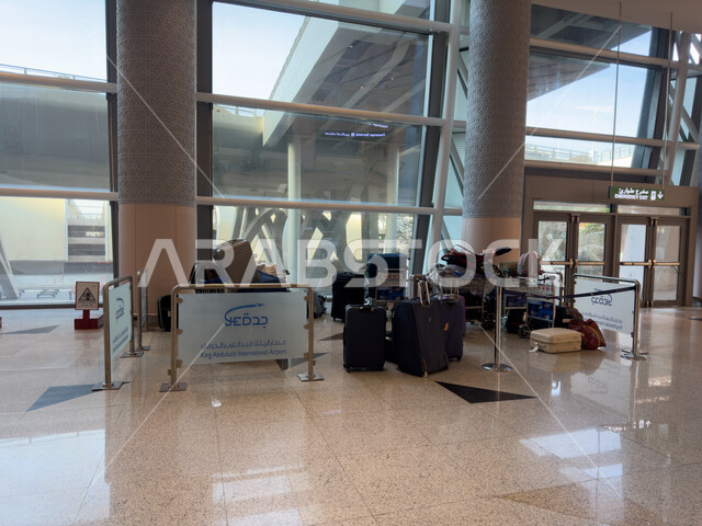 الاستعداد للرحلات الجوية السياحية, حقائب السفر في مطار الملك عبد العزيز الدولي في المملكة العربية السعودية, صالة الانتظار في مطار جدة, الديكورات الداخلية و الفن الهندسي